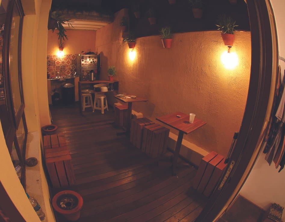 Lounge do Clube Diboa: poltronas, luz baixa e ambiente para ficar.